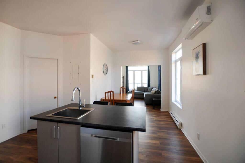 The 1810 - Spacious With Balcony - North Of Quebec Bagian luar foto