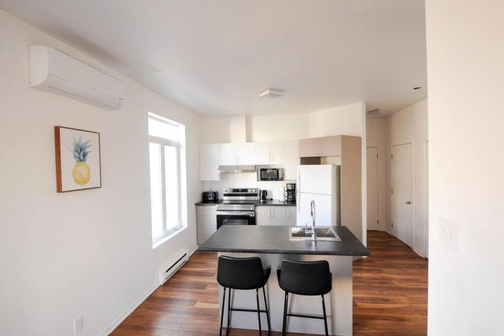 The 1810 - Spacious With Balcony - North Of Quebec Bagian luar foto