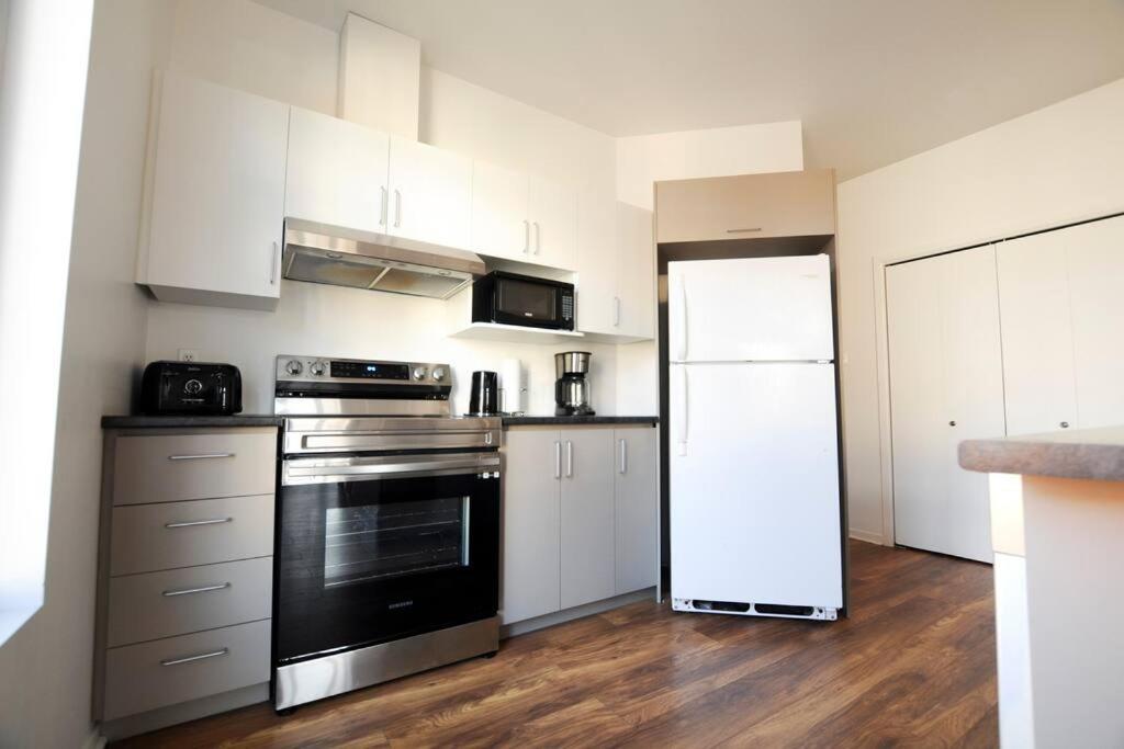 The 1810 - Spacious With Balcony - North Of Quebec Bagian luar foto